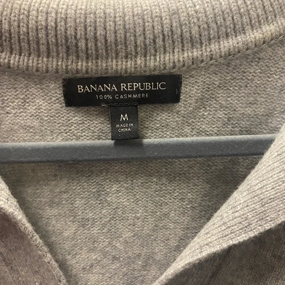 Banana Republic Light Gray V-Neck Sweater - Picture 2 of 2